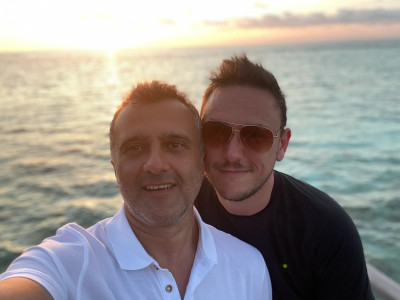 Nico (left) and Jamie (right) on vacation in the Maldives. 